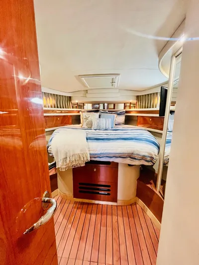 Pal'party Yacht Photos Pics Luxurious bedroom interior of 2000 Sea Ray 450 Express Bridge yacht.