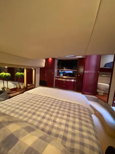 Blue Pearl Yacht Photos Pics Luxurious cabin interior of 2006 Sea Ray 580 Sedan Bridge yacht.