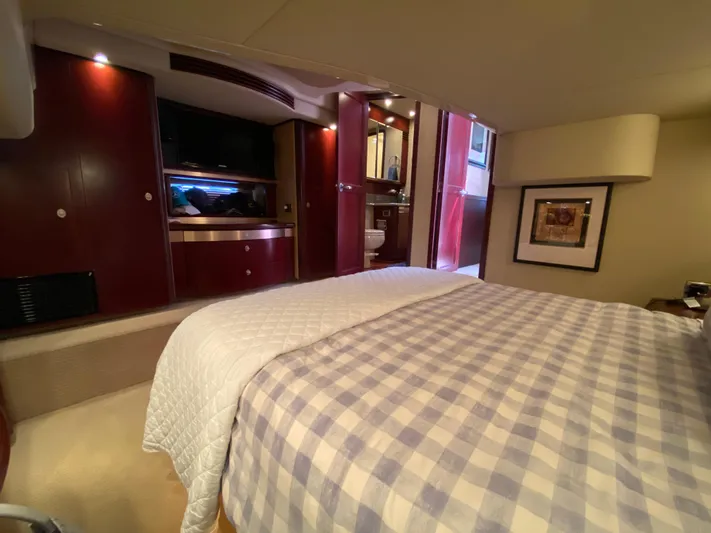 Blue Pearl Yacht Photos Pics Luxurious cabin interior of 2006 Sea Ray 580 Sedan Bridge yacht with cozy bedding.