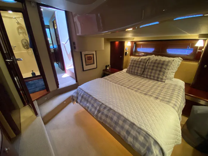 Blue Pearl Yacht Photos Pics Luxurious bedroom interior of 2006 Sea Ray 580 Sedan Bridge yacht.