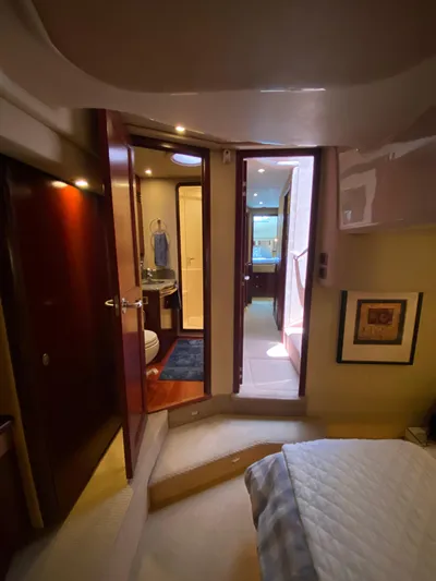 Blue Pearl Yacht Photos Pics Interior of 2006 Sea Ray 580 Sedan Bridge yacht, featuring a cozy cabin and bathroom.