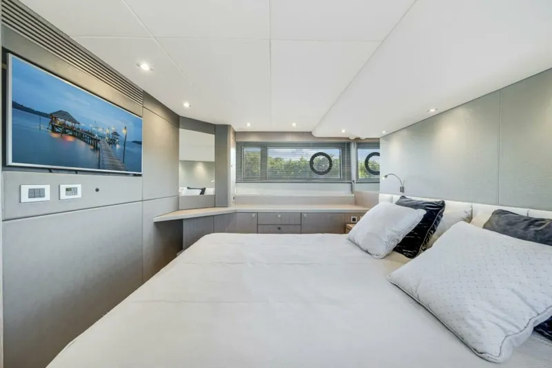  Yacht Photos Pics 2018 Sunseeker 52 Manhattan - Image 44