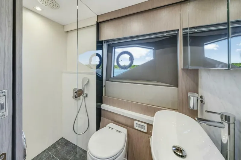  Yacht Photos Pics 2018 Sunseeker 52 Manhattan - Image 42