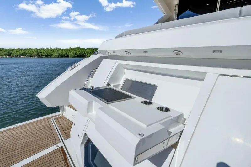  Yacht Photos Pics 2018 Sunseeker 52 Manhattan - Image 17