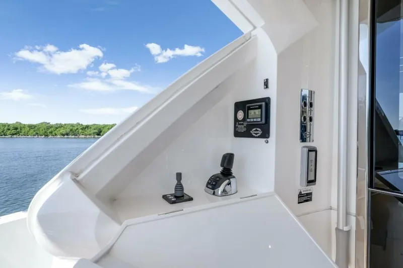  Yacht Photos Pics 2018 Sunseeker 52 Manhattan - Image 19