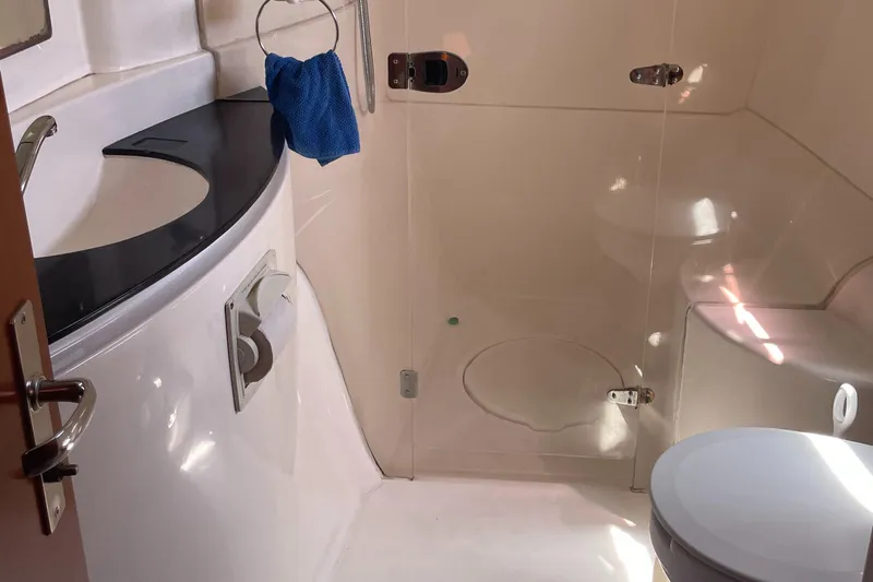  Yacht Photos Pics Master Head