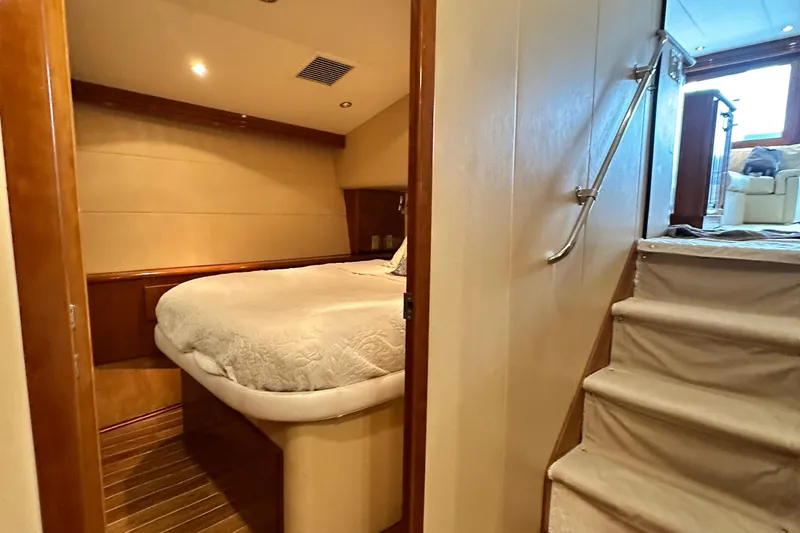 Loca Louise Yacht Photos Pics Interior cabin of 2002 Hatteras 50 Convertible Sportfish with bed and stairs.