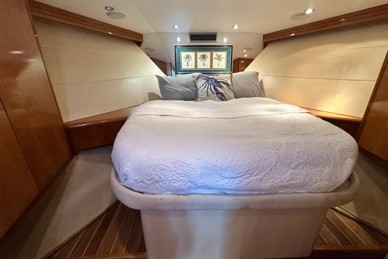 Loca Louise Yacht Photos Pics Luxurious bedroom interior of 2002 Hatteras 50 Convertible Sportfish yacht.