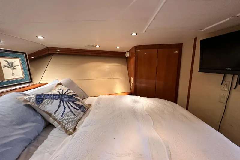 Loca Louise Yacht Photos Pics Luxurious bedroom interior of 2002 Hatteras 50 Convertible Sportfish yacht.