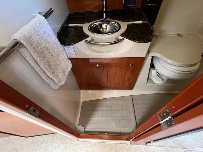 2006 Four Winns 348 Vista Yacht Photos Pics 2006 Four Winns 348 Vista bathroom with sink, toilet, and towel rack.