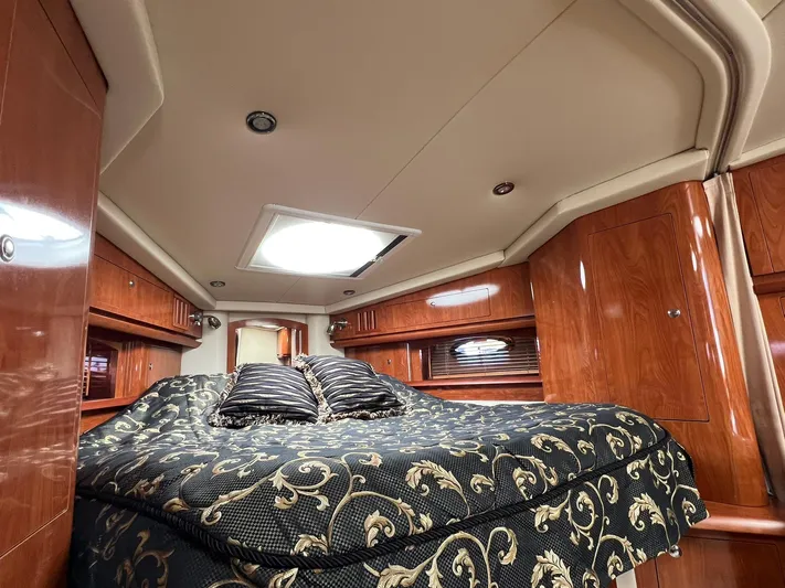 2006 Four Winns 348 Vista Yacht Photos Pics Luxurious cabin interior of 2006 Four Winns 348 Vista yacht with elegant bedding.