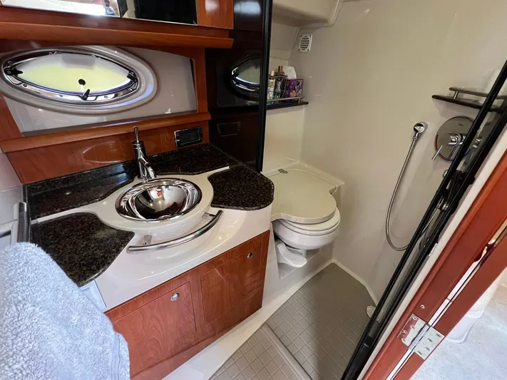 2006 Four Winns 348 Vista Yacht Photos Pics Luxurious 2006 Four Winns 348 Vista yacht bathroom with modern fixtures and elegant design.