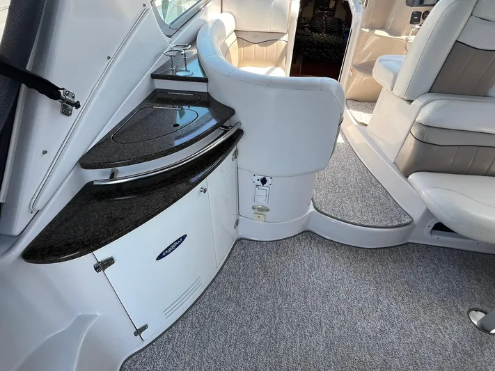 2006 Four Winns 348 Vista Yacht Photos Pics 2006 Four Winns 348 Vista interior with sleek seating and modern amenities.