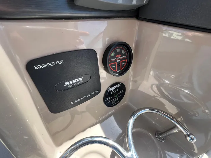 2006 Four Winns 348 Vista Yacht Photos Pics Control panel of 2006 Four Winns 348 Vista boat with marine audio system.