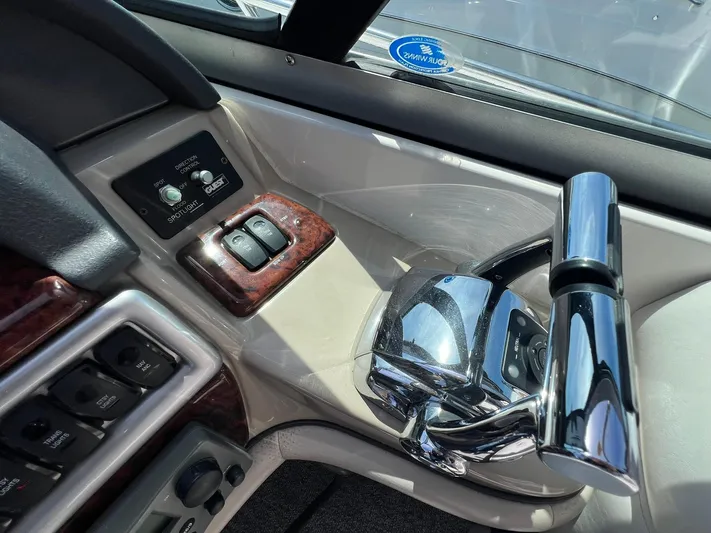 2006 Four Winns 348 Vista Yacht Photos Pics Control panel of 2006 Four Winns 348 Vista boat with chrome throttle lever.