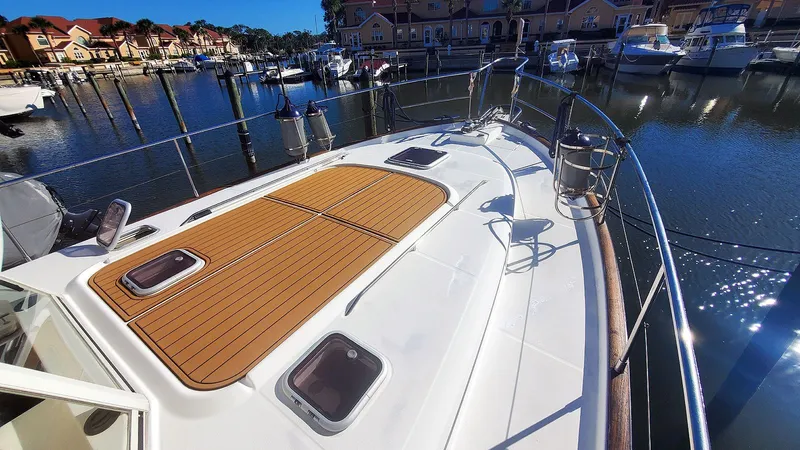 Kissed Some Frogs Yacht Photos Pics Fore Deck Starboard Walkway