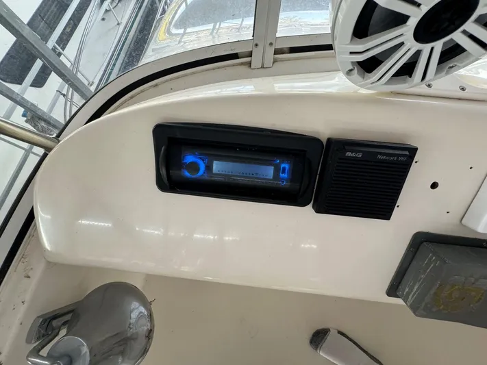  Yacht Photos Pics 1996 Sea Ray 400 Sedan Bridge dashboard with stereo and speaker system.