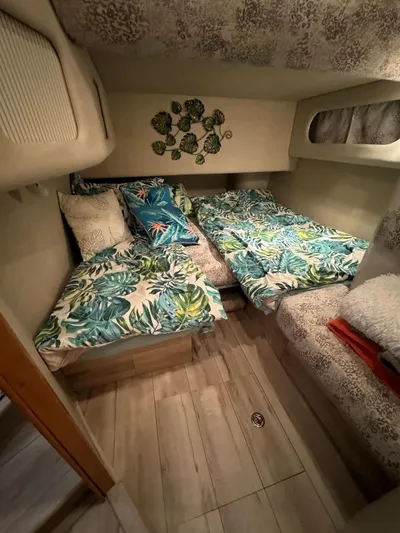  Yacht Photos Pics Cozy cabin interior of 1996 Sea Ray 400 Sedan Bridge with tropical bedding.