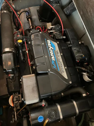  Yacht Photos Pics 1996 Sea Ray 400 Sedan Bridge engine, MerCruiser 7.4L V8, detailed view.