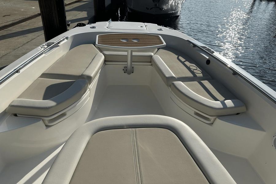 2021 Boston Whaler 270 Dauntless