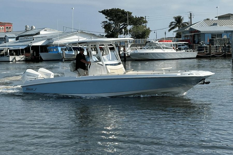 2021 Boston Whaler 270 Dauntless