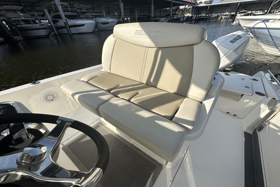 2021 Boston Whaler 270 Dauntless