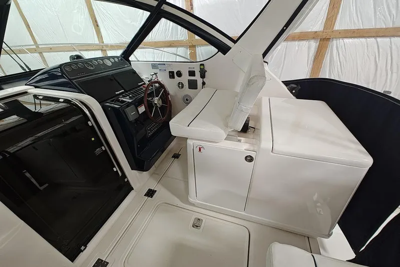 Got Fish Yacht Photos Pics 2005 Tiara Yachts 3200 Open helm with steering wheel and control panel.