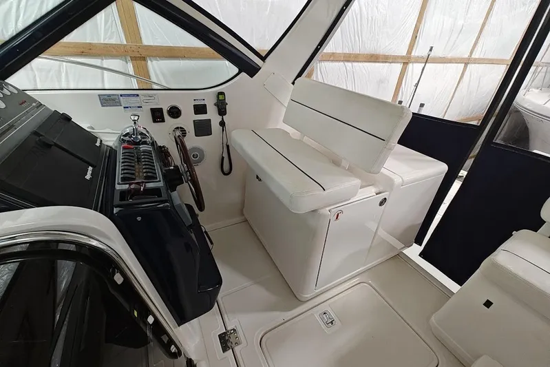 Got Fish Yacht Photos Pics 2005 Tiara Yachts 3200 Open cockpit with white seating and control panel.