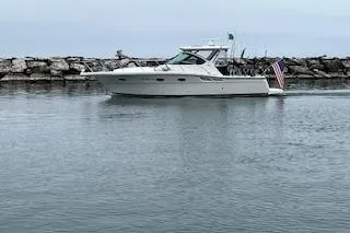 Got Fish Yacht Photos Pics 2005 Tiara Yachts 3200 Open cruising near rocky shoreline.