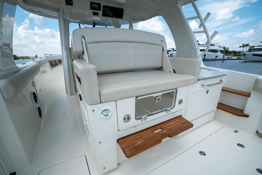 2020 Boston Whaler 350 Realm