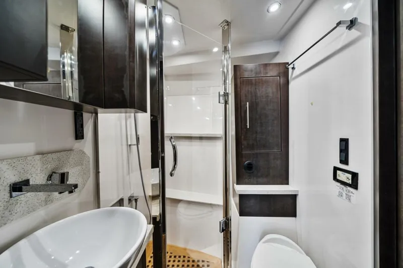  Yacht Photos Pics 2017 Regal 53 Sport Coupe - Image 40