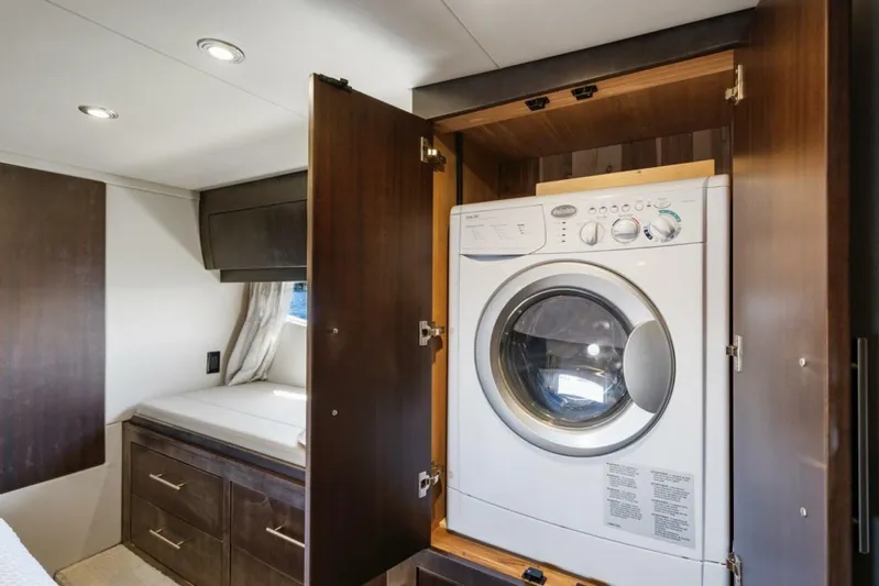  Yacht Photos Pics 2017 Regal 53 Sport Coupe - Image 39