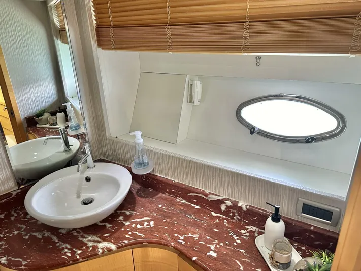 Notorius Yacht Photos Pics 2007 Gianetti Ht68 - Image 22