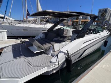 2019 Cruisers Yachts 338 IO BowRider