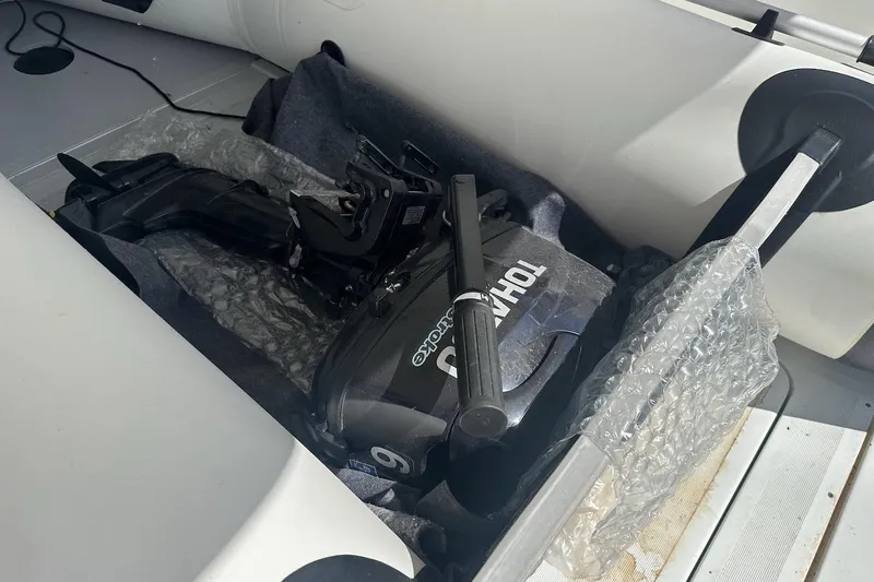  Yacht Photos Pics Outboard motor in a Galeon 500 Fly 2024 boat, wrapped in protective material.