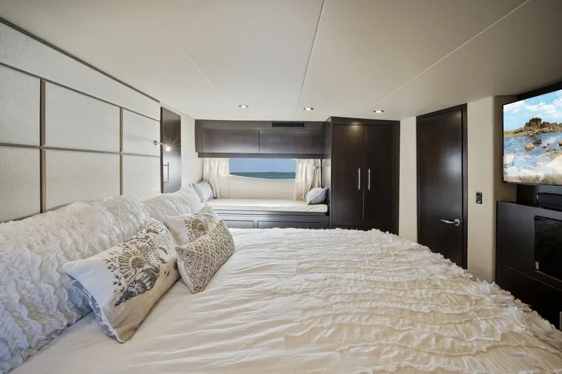  Yacht Photos Pics 2017 Regal 53 Sport Coupe - Image 51