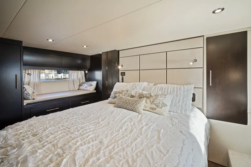  Yacht Photos Pics 2017 Regal 53 Sport Coupe - Image 50