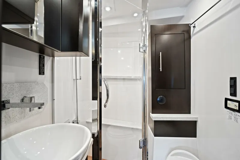  Yacht Photos Pics 2017 Regal 53 Sport Coupe - Image 53