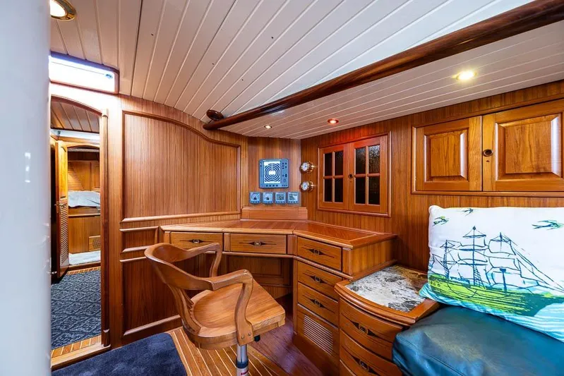 Koh -i -noor Yacht Photos Pics Luxurious wooden interior of 1974 C&C 61 Ocean Racer/Cruiser yacht cabin.