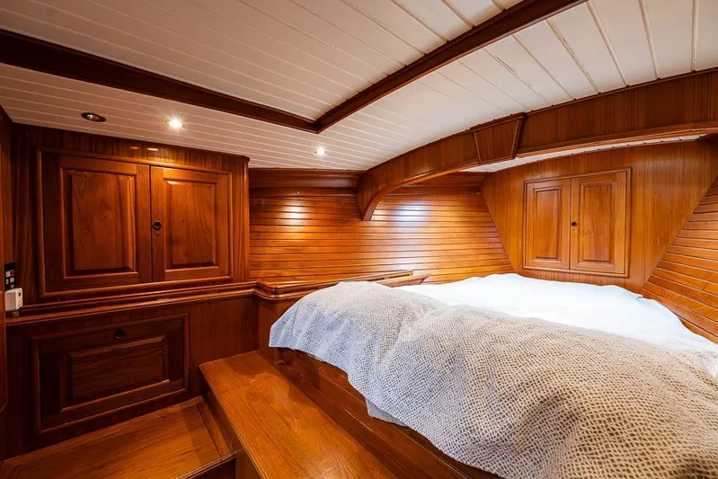 Koh -i -noor Yacht Photos Pics Luxurious wooden interior of 1974 C&C 61 Ocean Racer/Cruiser yacht cabin.