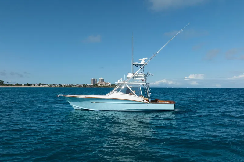 Southern Ground Yacht Photos Pics 2015 Winter Custom Yachts W-18 boat on open sea under clear blue sky.