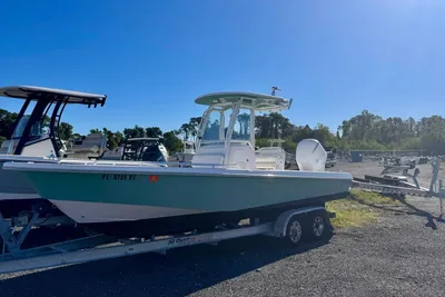 Everglades 243 Center Console