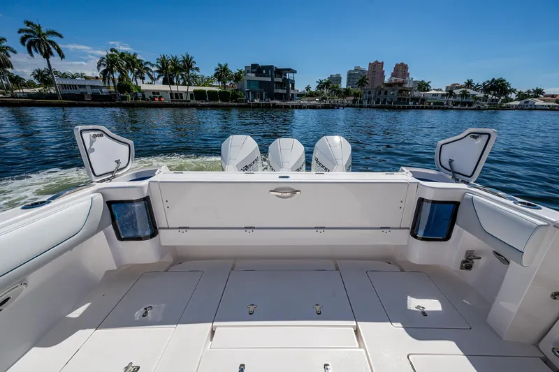  Yacht Photos Pics Intrepid 400 boat deck, 2019 model, with triple engines on a sunny waterfront.