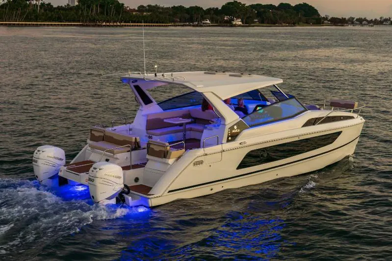 Aquila 36 Sport Yacht Photos Pics 