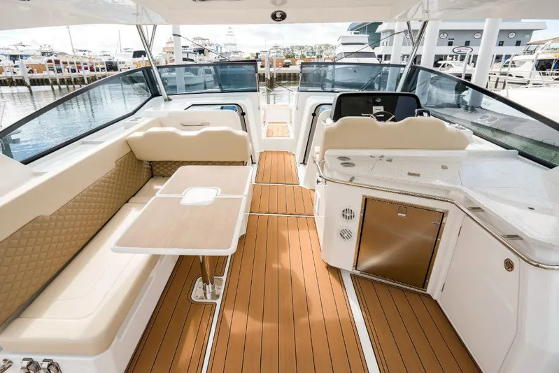 Aquila 36 Sport Yacht Photos Pics 