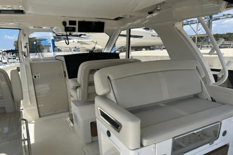 2020 Boston Whaler 380 Realm