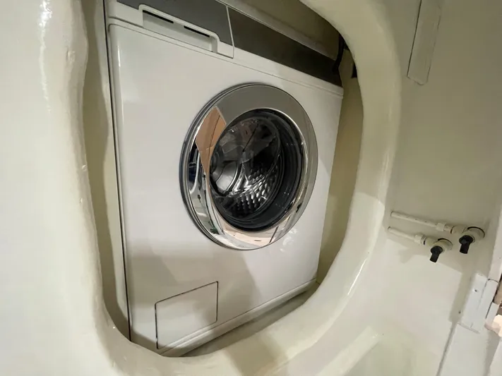 Blade Yacht Photos Pics Front-loading washing machine inside a Pantera 80 GT yacht, 2007 model.