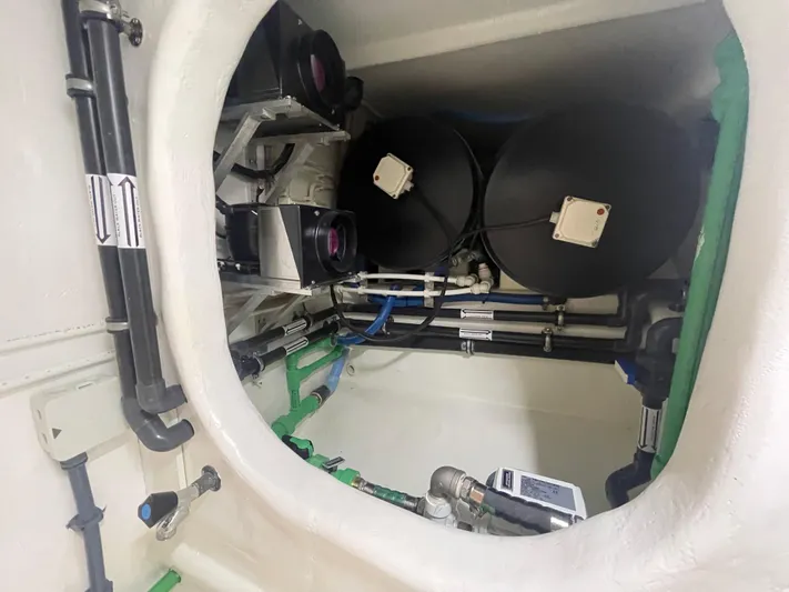 Blade Yacht Photos Pics Engine compartment of a 2007 Pantera 80 GT, featuring pipes and machinery.