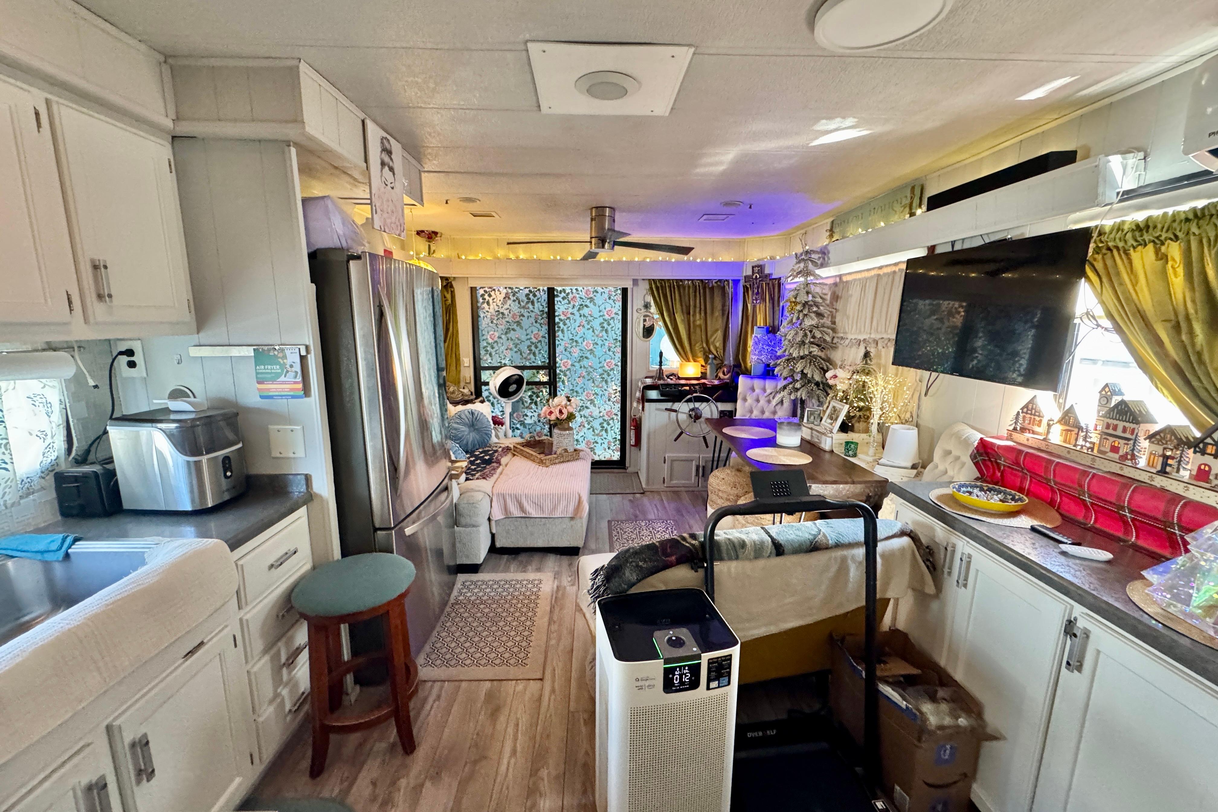 Interior of a 1986 Stardust Cruisers 52 houseboat, featuring cozy decor and modern appliances.