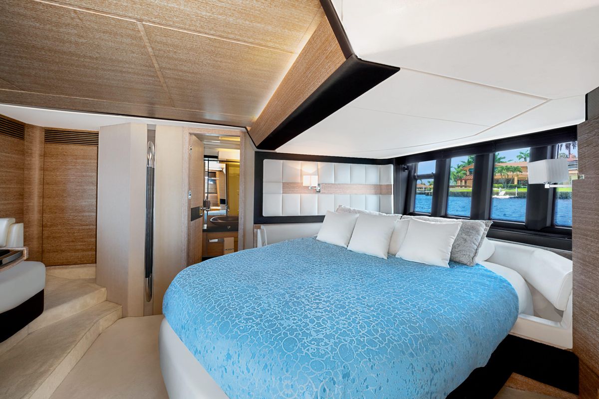 2013 Azimut 64 